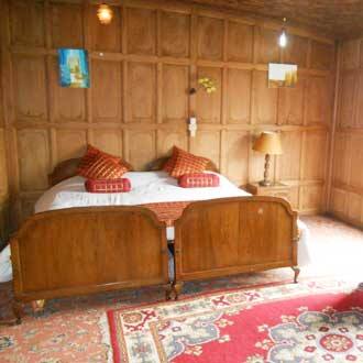 Golden Fish Houseboat, Srinagar 4